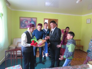 Активисты Кош-Агачского района поздравили ветерана Великой Отечественной войны