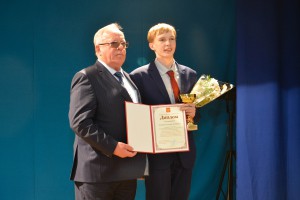Александр Бердников вручил премии талантливой молодежи Республики Алтай