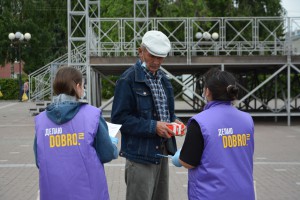 Волонтеры акции «#МыВместе с заботой» информировали жителей Горно-Алтайска о вакцинации от коронавируса.
