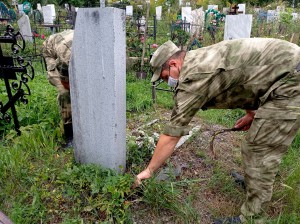 В Республике Алтай Росгвардейцы облагораживают места захоронения участников Великой Отечественной войны