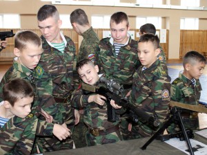 В Республике Алтай Росгвардейцы провели День открытых дверей для школьников региона
