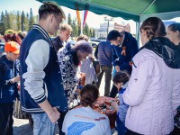 Волонтеры раздают Георгиевские ленточки на центральной площади Горно-Алтайска