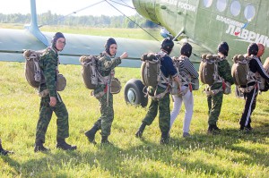 Курсанты военно-патриотических клубов Республики Алтай совершили прыжки с парашютом 