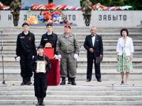 Состоялась торжественная церемония передачи останков солдат родственникам